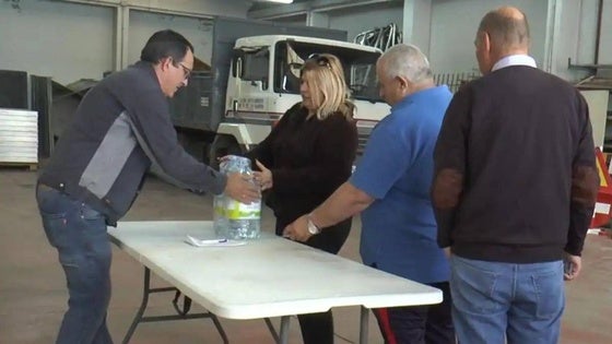 Más de 600 vecinos recogen sus garrafas de agua en el primer día de reparto en los almacenes de la calle Adelardo Covarsí