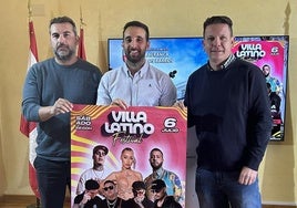 Juan Antonio Morales junto a los promotores de Ágora Espectáculos.