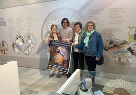 El alcalde de Villafranca junto a las representantes del Bolillo en el MUVI de Villafranca.