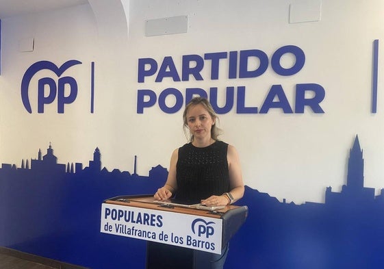 La portavoz del Partido Popular en Villafranca de los Barros, Carmen Romero, en rueda de prensa.