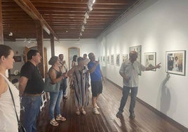 Juan de la Cruz Megías explica a los asistentes los trabajos expuestos en la Casa de Cultura.