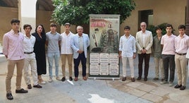 Foto de familia en la presentación de la duodécima edición del Certamen de clases prácticas Trofeo Diputación de Badajoz.
