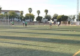 Jugadores de la SP entrenan en el campo de césped artificial.