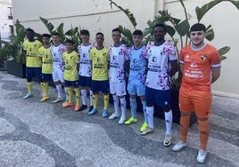 Algunos jugadores de la SP Villafranca muestran las nuevas equipaciones.