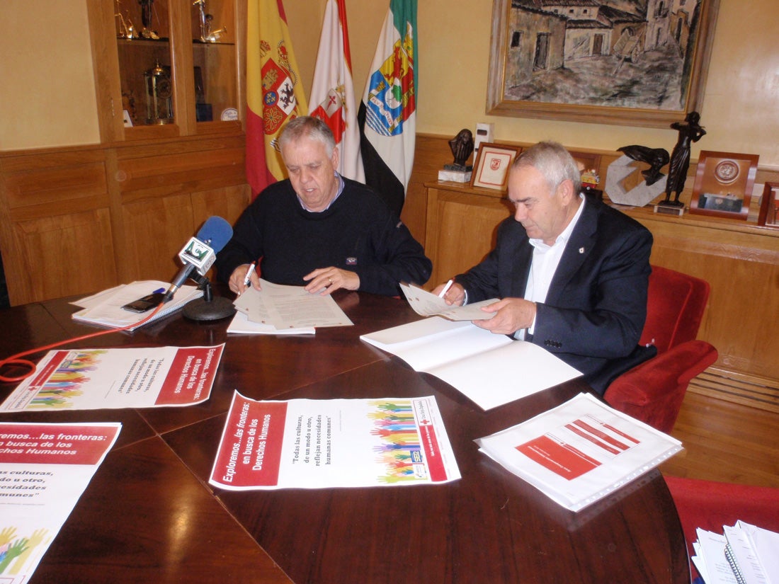 Ramón Ropero y Sebastián J. Calvarro durante la firma del convenio entre el Ayuntamiento y Cruz Roja Extremadura