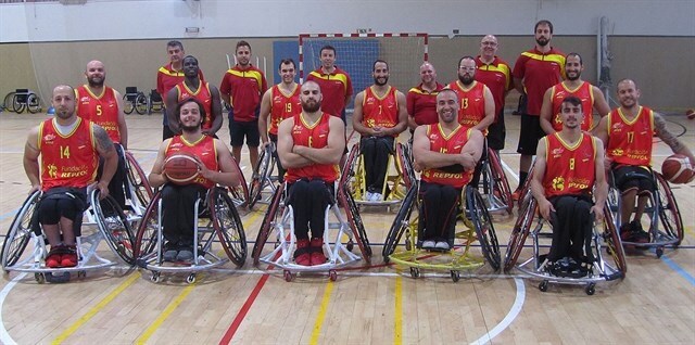 Plantilla y cuerpo técnico del equipo de baloncesto sobre silla de ruedas, con el fisioterapeuta de la selección, Fran Rosa,(en la última fila, el 2º por la izquierda).
