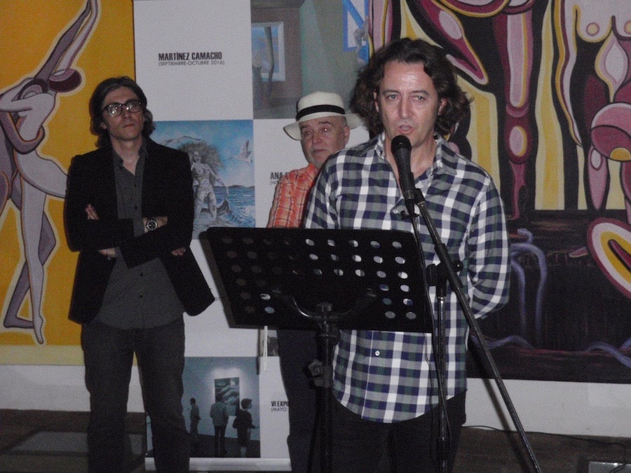 El pintor Juan Francisco Martínez Camacho durante la inaguración de su exposición, ayer tarde, en la Sala de Arte Mari Nieves Martín, acompañado de Mario Soler y del poeta Rafael Adolfo Téllez. 