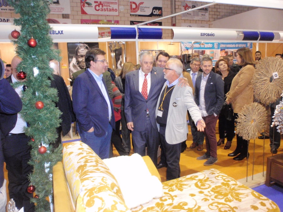 Vara y Ropero conversan con un comerciante en su stand de Expobarros.