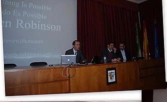 El ponente, Steven Robinson, acompañado de Chema Álvarez y Jaime Torralba. 