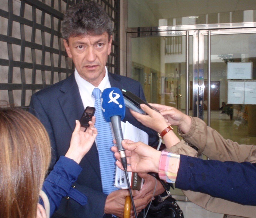 Felipe Martín Romero atiende a los medios de comunicación a la salidad del Juzgado de Villafranca. 