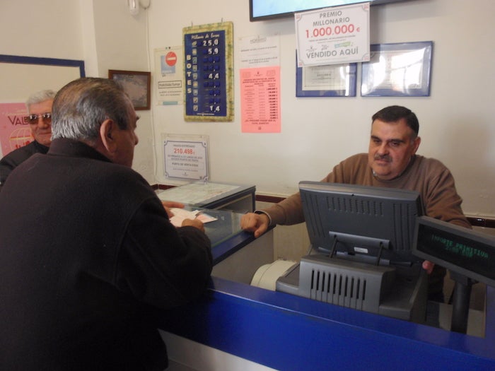 Fernando Romero Ríos, esta mañana, en su despacho receptor donde ha sido validado el boleto acertante de un millón de euros. 