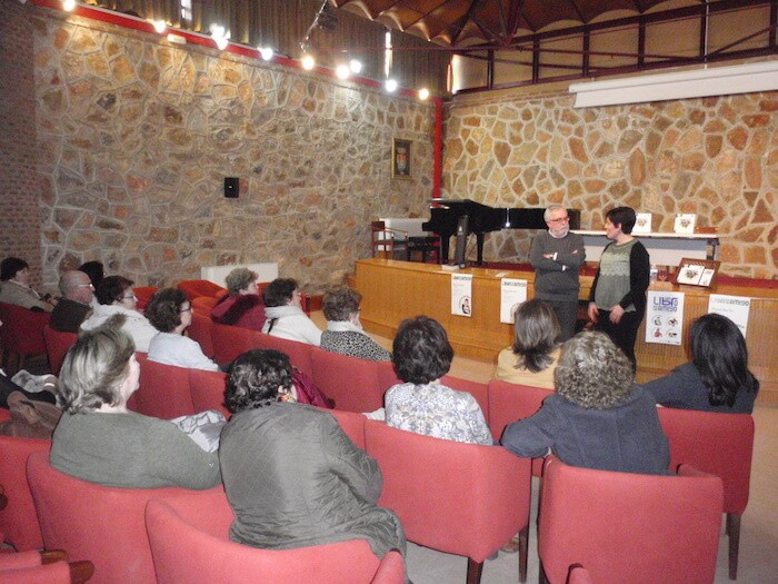 Un momento del encuentro del autor teatral extremeño Miguel Murillo en la Casa de la Cultura de Villafranca para analizar su obra 'Armengol'.  