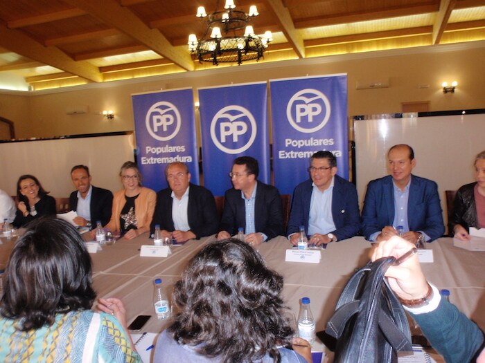 El presidente del PP de Extremadura, José Antonio Monago, reunido esta mañana en Villafranca