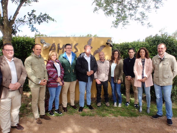 José Antonio Monago, acompañados de miembros de su partido y de personal de AMUS, esta mañana durante su visita al Centro de Recuperación de Fauna Salvaje.