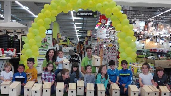 La campaña consiste en la elaboración y colocación de cajas nido para aves paseriformes, en el entorno del Rio Guadiana a su paso por Mérida. 