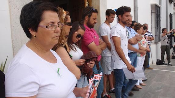 Familiares de Francisca Cadenas reciben el apoyo de los villafranqueses ante las puertas del Ayuntamiento. 
