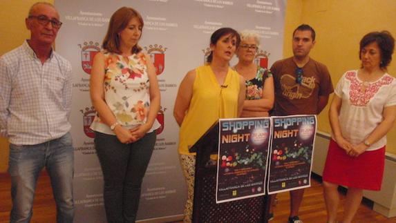 La presidenta de la Asociación de Comerciantes, Toni Morales, junto a la concejal de Promoción Económica, Águeda Antúnez, en la presentación de un nuevo Shoping Night. 