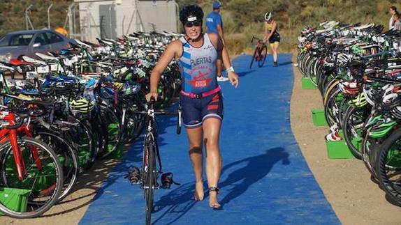 Raquel Puertas haciendo su recorrido en el tramo con bicicleta. 