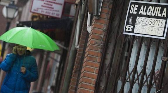 Una vivienda con el rótulo anunciando que se alquila. 