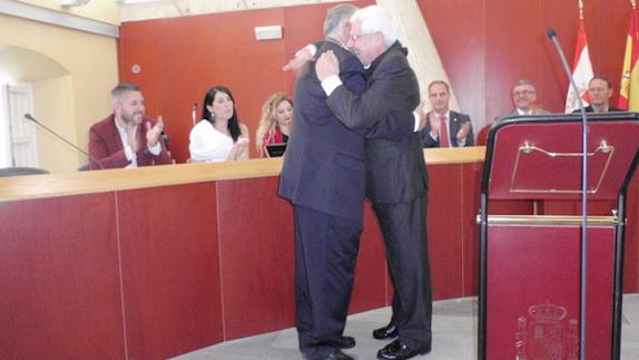 Ropero, se funde en un abrazo con el P. Rafa Mateos