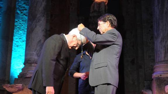 El P. Rafael Mateos recibe la Medalla de Extremadura concedida al Colegio San José el pasado 7 de septiembre en el Teatro Romano de Mérida. 