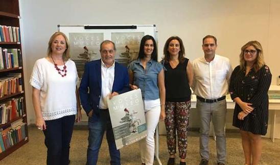 Miriam García Cabezas (tercera por la izquierda) y Lorenzo García Mateos durante la presentación del proyecto. 