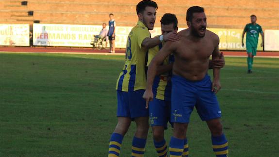 Un Paco Mariñas descamisado es felicitado por sus compañeros tras conseguir su gol número 200. 