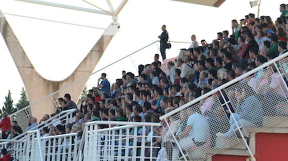 Los graderíos del Polideportivo Municipal, repleto de aficionados del Villafranca y equipo visitante durante un partido del presente campeonato de liga. 
