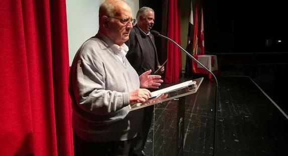 Manuel Fuentes y Ramón Ropero durante la entrega al primero del Premio Especial Villafranca del Deporte. 