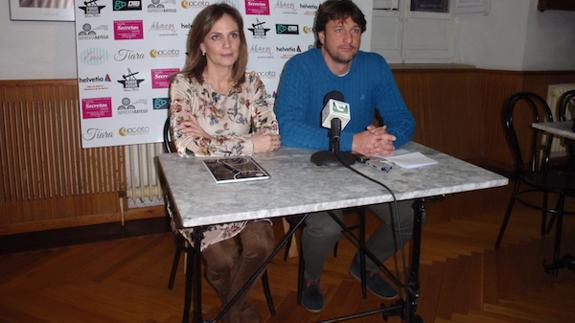 María del Espino Núñez y Miguel Ángel Montanero, durante la presentación en la tarde de ayer de los VI Premios Gaceta Independiente. 