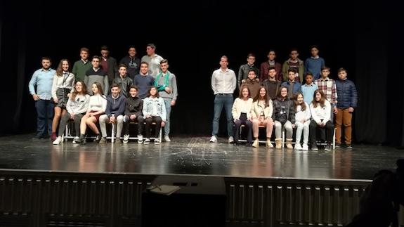 Atletas del CAPEX en el escenario del Teatro Festival durante la presentación de la nueva temporada. 