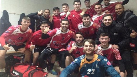 El líder celebra su victoria en la cancha del Viñaoliva Balonmano Villafranca. 