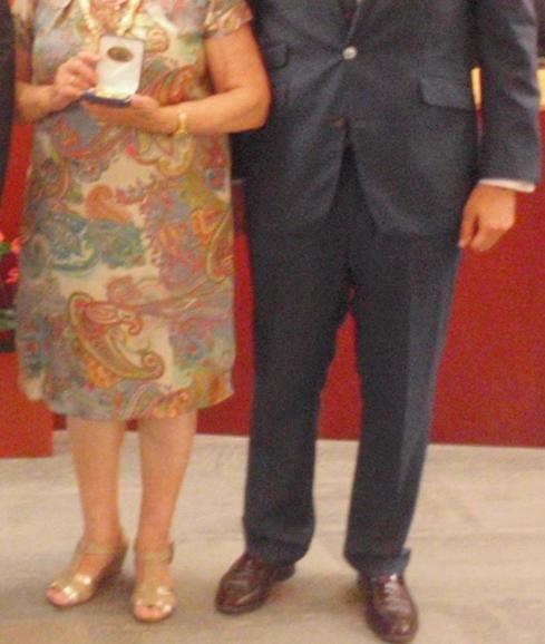 Inés Pérez, presidenta de AMADROVI, junto al portavoz del PP, Manuel Piñero, con la Medalla de Oro de la Ciudad. 