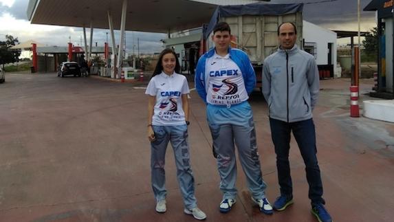 Naykare Rodríguez y David Merín, acompañados de su entrenador Juan Manuel González Carrillo. 