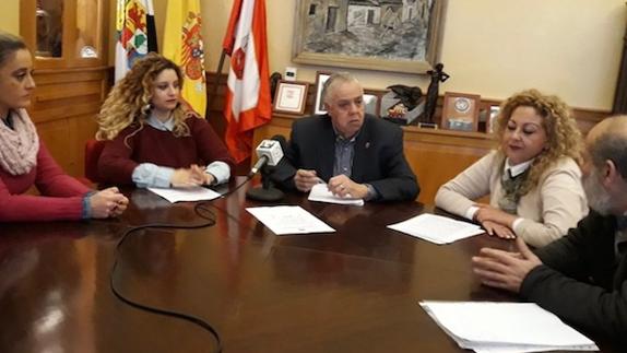 Dolores Mayo, Leticia Araya, Ramón Ropero, Remedios Cortés y Antonio Vázquez. MANUEL LÓPEZ GARCÍA