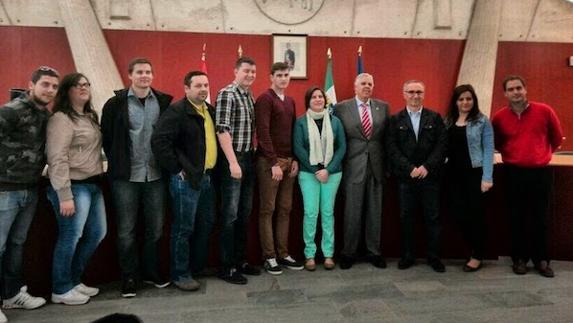 Fotografía de familia de profesores y alumnos con representantes del equipo de gobierno local. 