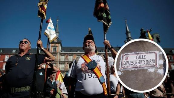 Protesta en la Plaza Mayor de Madrid en 2016 contra la retirada de la calle Millán Astray. En el círculo, la antigua calle Legión de Villafranca de los Barros es hoy Don Jesús Yuste Marzo. 