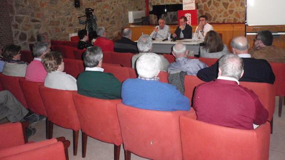 Un momento de la charla-coloquio en el salón de actos de la Casa de la Cultura de Villafranca. 