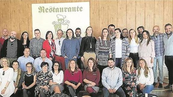 Algunos de los asistentes al reencuentro de alumnos de la promoción 91-95. 