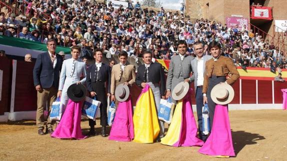 Toreros y organizadores posan en el ruedo de la plaza de toros de Villafranca. 