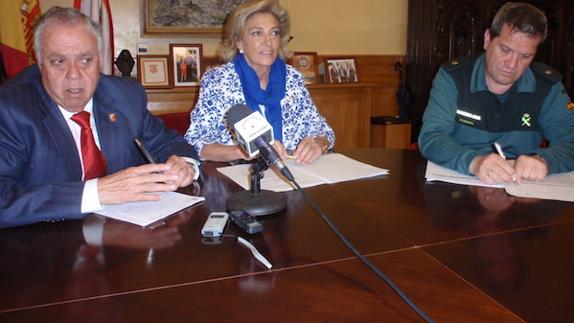 Ramón Ropero, la Delegada del Gobierno Cristina Herrera y el Jefe de Operaciones de la Comandancia de Badajoz Francisco Méndez Espinosa.  