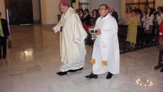 Celso Morga, arzobispo de Mérida-Badajoz, durante la bendición de la recién inaugurada reparación del templo parroquial de  la Iglesia Santa María del Valle. 