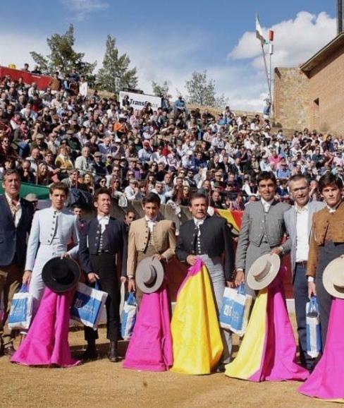 Los protagonistas del festejo sobre el albero de la plaza. 