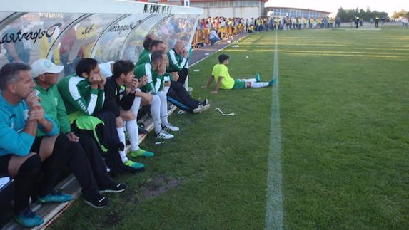 El banquillo visitante del Chinato, ayer, durante el lanzamiento de penaltis. 