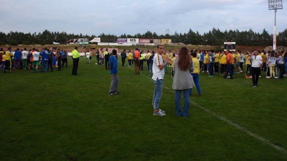 Cara y cruz sobre el césped del Polideportivo Municipal: mientras el Valdelacalzada (a la izquierda) celebra el ascenso, el Villafranca (a la derecha) no puede ocultar la decepción por tener que quedarse en Primera División Extremeña.  