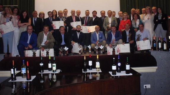 Los premiados posaron al final junto con las autoridades presentes en el acto. 