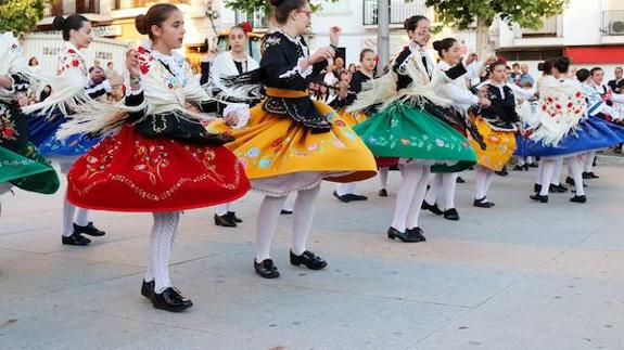 Unos 80 alumnos se dieron cita en la clausura de las Escuelas de Folklore de Moncovil