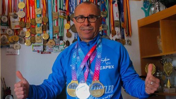 Miguel Periáñez muestra orgulloso sus últimas medallas. 