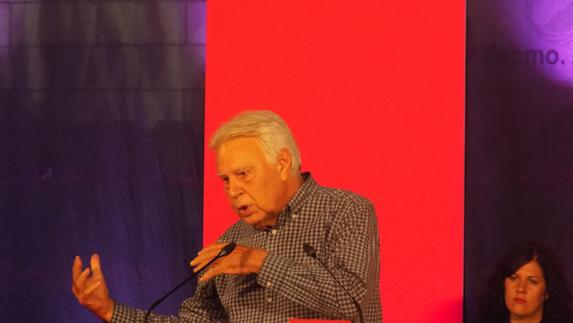 Felipe González, anoche, durante su intervención en el Pabellón Extremadura de Villafranca. 