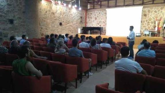 José Ángel Rama explica al auditorio de la Casa de la Cultura el uso del pulsómetro. 